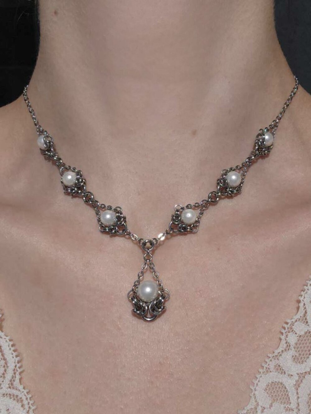 Victorian style white pearl and silver elegant necklace - Picture 8 of 10